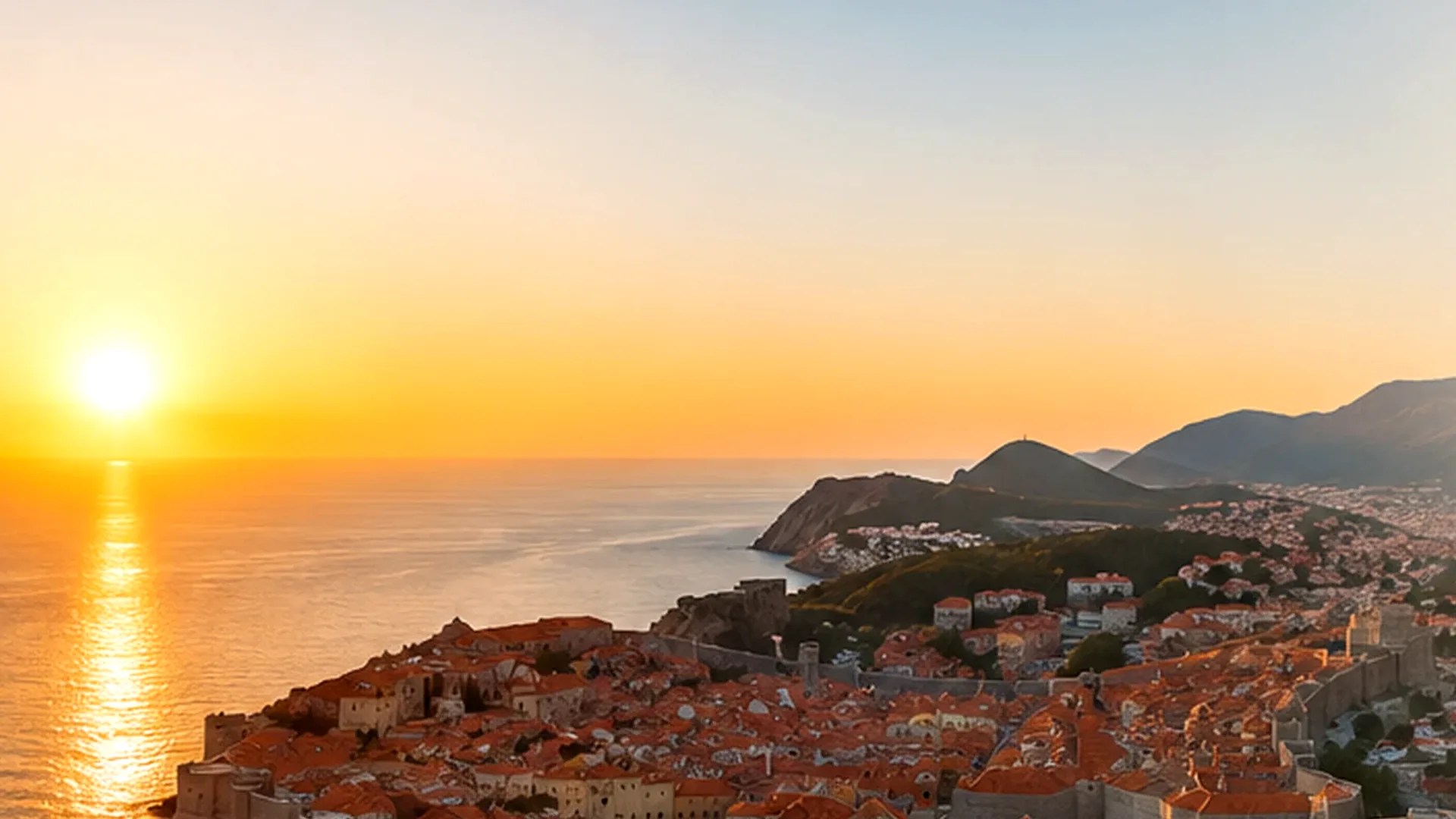 Pogled na Dubrovnik i Jadran pri zalasku sunca